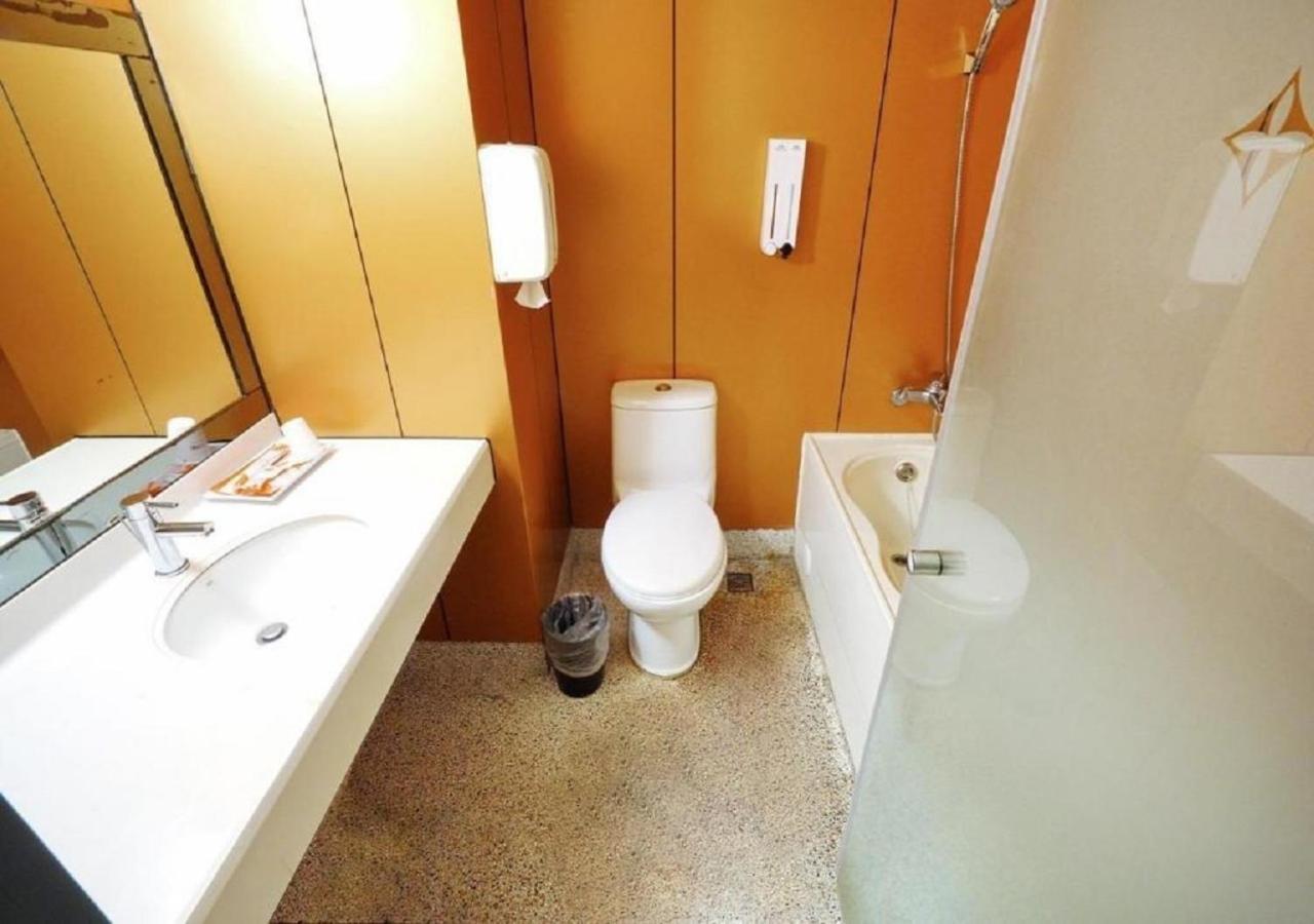 Walker Hotel - Sanchong Тайпей Екстериор снимка