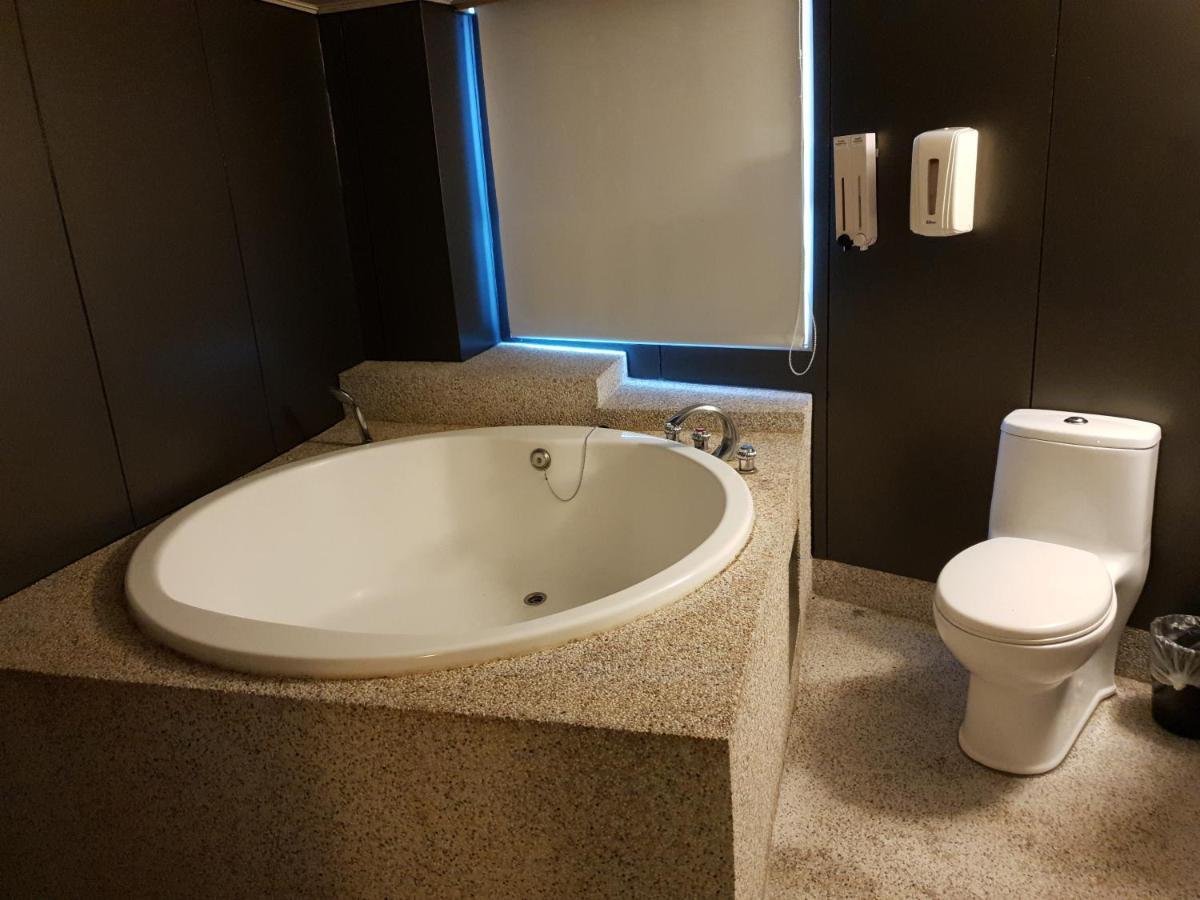 Walker Hotel - Sanchong Тайпей Екстериор снимка