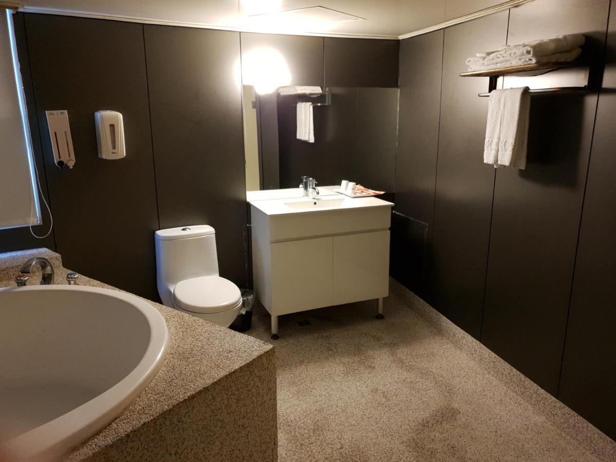 Walker Hotel - Sanchong Тайпей Екстериор снимка