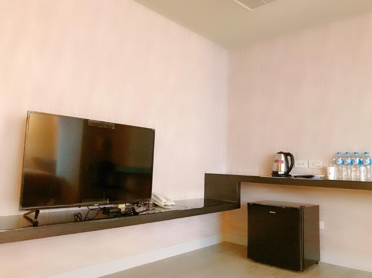 Walker Hotel - Sanchong Тайпей Екстериор снимка