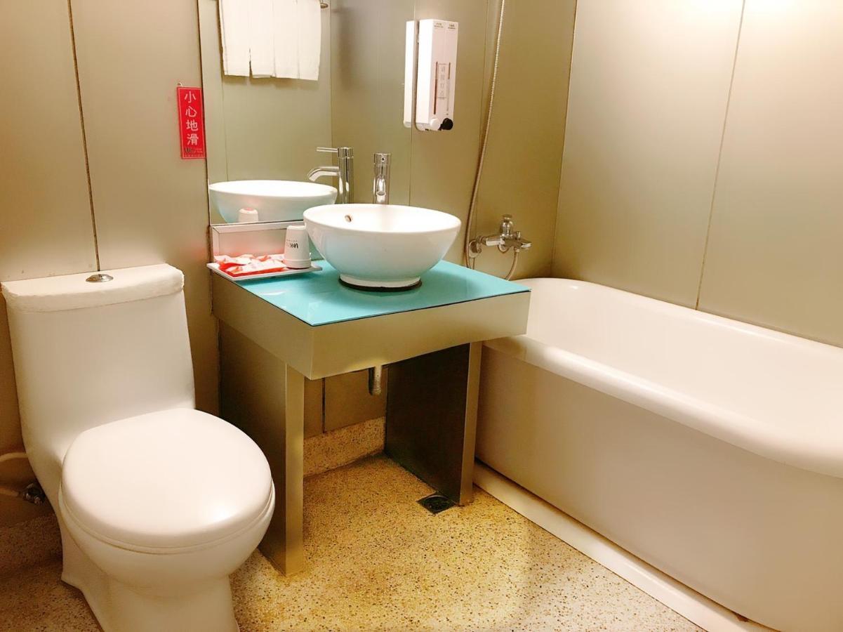 Walker Hotel - Sanchong Тайпей Екстериор снимка